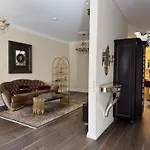 Spacious Townhouse In The Heart Of Old Town