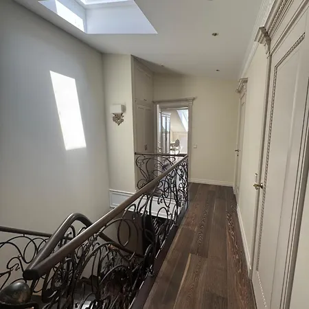 Spacious Townhouse In The Heart Of Old Town