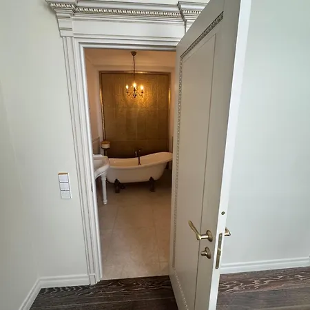 Spacious Townhouse In The Heart Of Old Town *