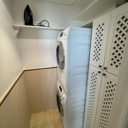 Spacious Townhouse In The Heart Of Old Town *