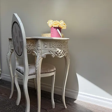 Spacious Townhouse In The Heart Of Old Town