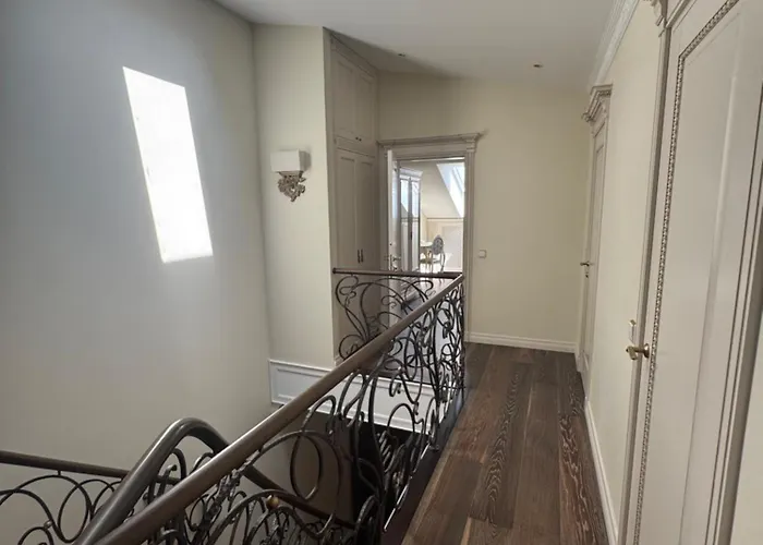 Spacious Townhouse In The Heart Of Old Town