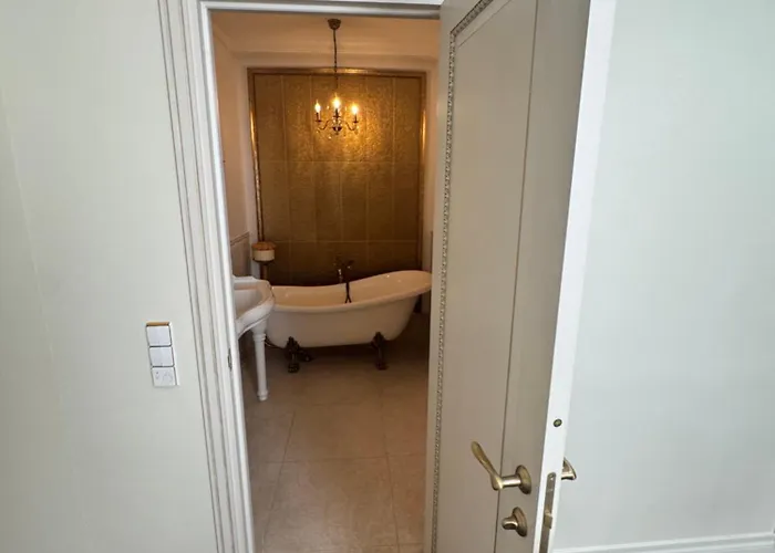 Spacious Townhouse In The Heart Of Old Town *