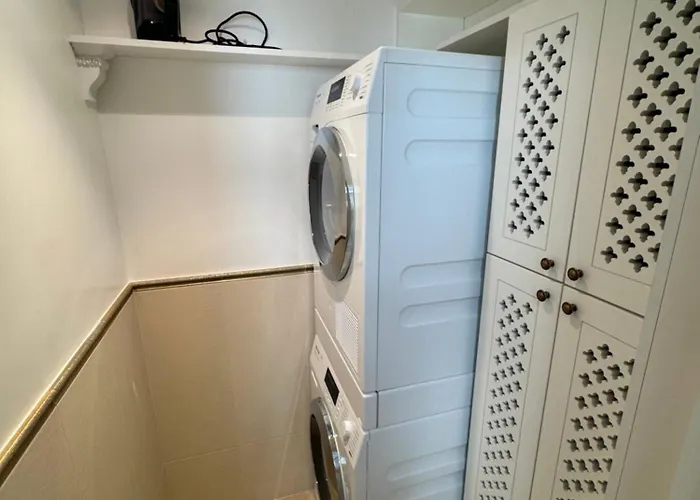 Spacious Townhouse In The Heart Of Old Town *