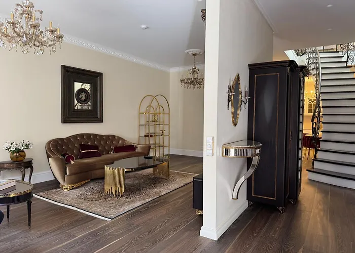 Spacious Townhouse In The Heart Of Old Town