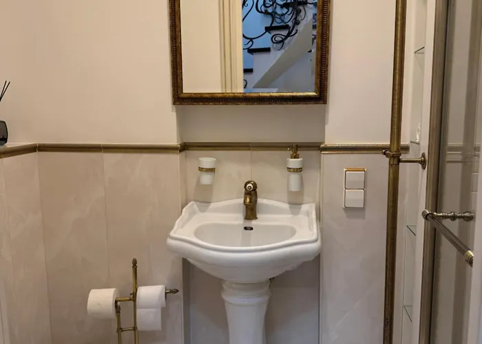 Spacious Townhouse In The Heart Of Old Town *