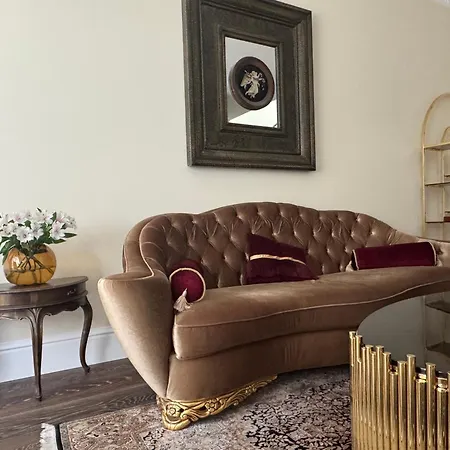 Апартаменты Spacious Townhouse In The Heart Of Old Town