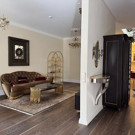 Spacious Townhouse In The Heart Of Old Town