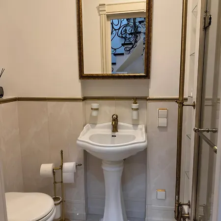 Spacious Townhouse In The Heart Of Old Town *