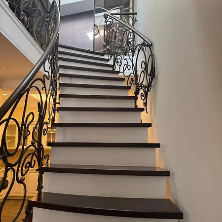 Апартаменты Spacious Townhouse In The Heart Of Old Town *